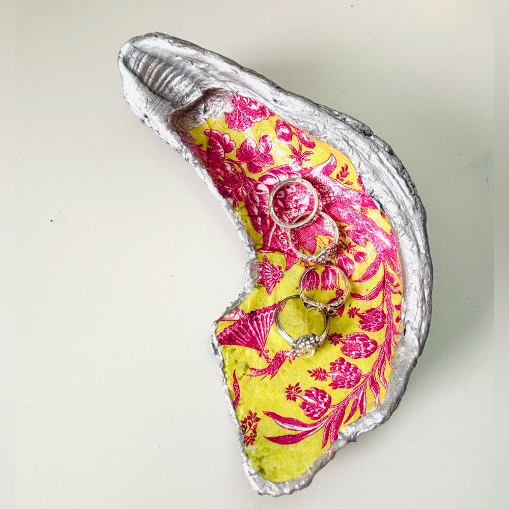 Handcrafted oyster shell ring dish with chinoi decoupage design. - Picture 2 of 7